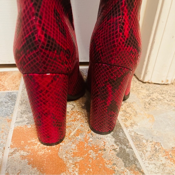 👢Stunning Red & Black Snake Print Pointed Toe High Heel Boot! - Picture 10 of 11